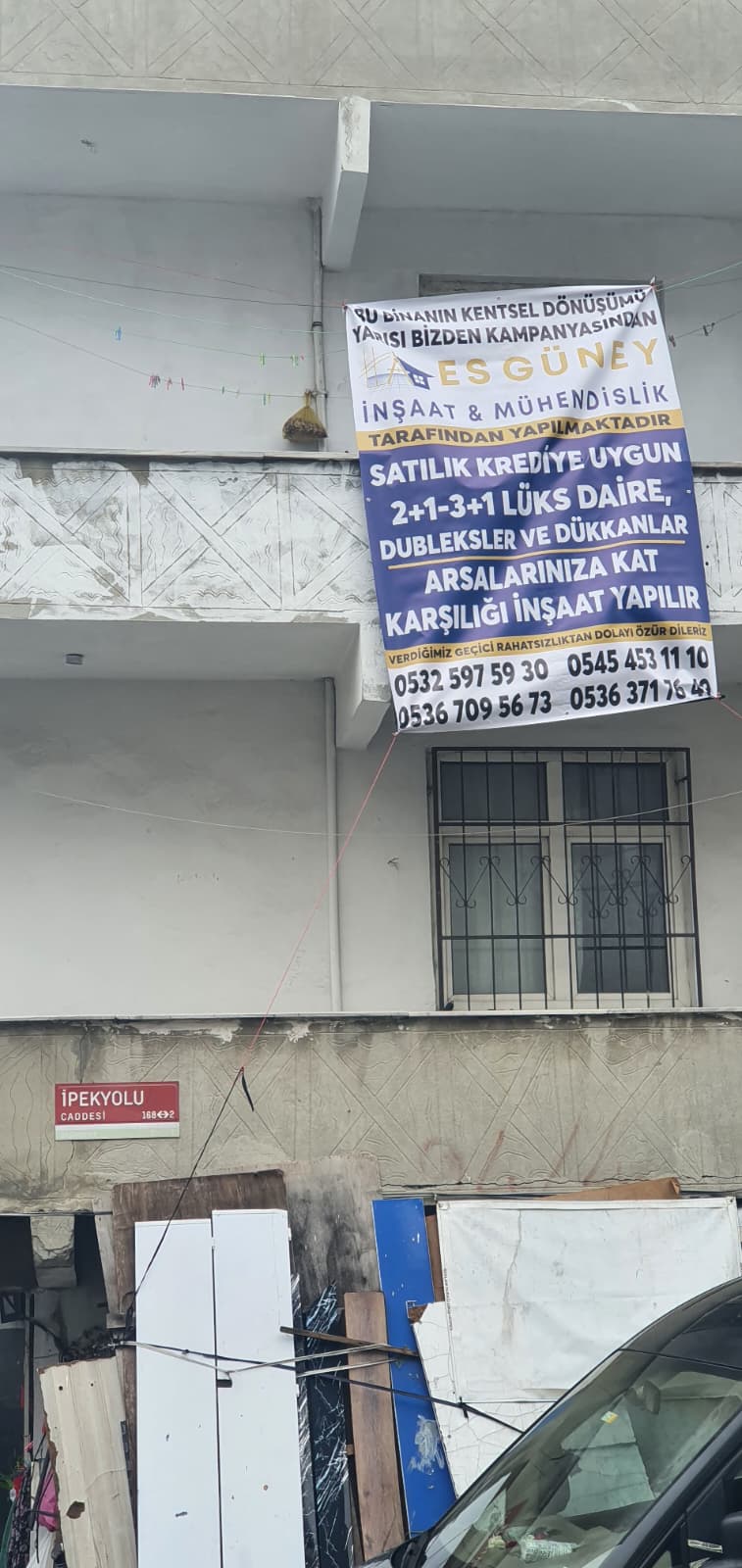 Kentsel dönüşüm bilgilendirme tabelası bulunan mevcut bina detayı